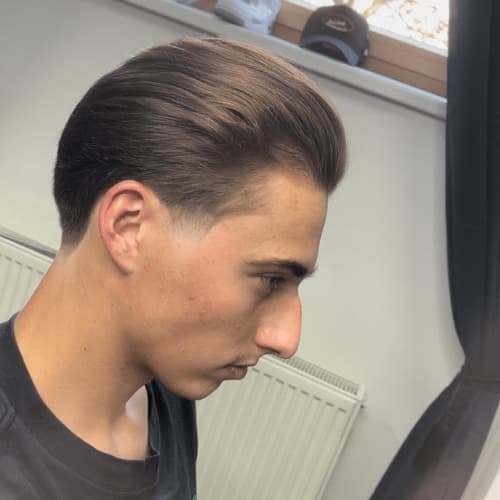 Uhlazený účes slick back